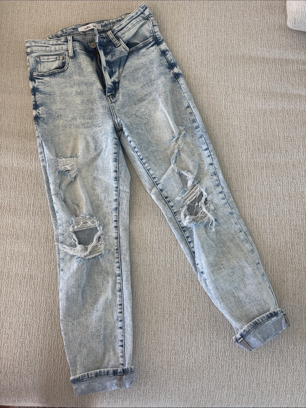 Root & Willow Buckle - Light Blue Distressed Boyfriend Jeans for Women